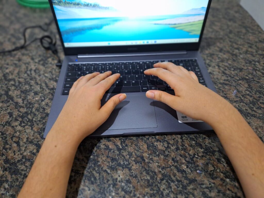 Como a Cogna investe em marketing e quais são os reflexos nos investimentos